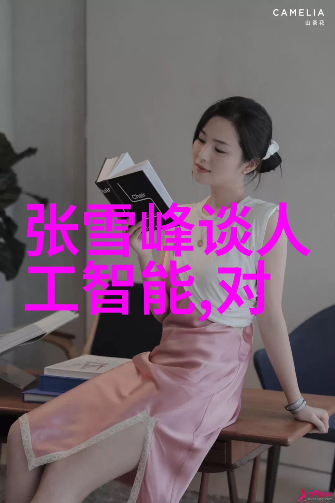 甜蜜的邀约男生尝草莓的温馨举动
